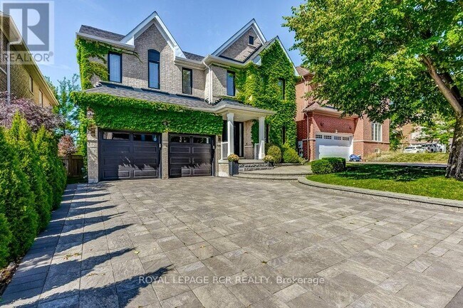 42 Mynden Way in Newmarket, ON - Building Photo - Building Photo