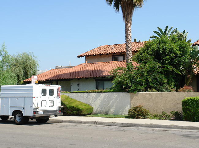 415 W Kelly Ave in Orange, CA - Building Photo - Building Photo