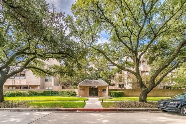 5200 Weslayan St in Houston, TX - Foto de edificio - Building Photo