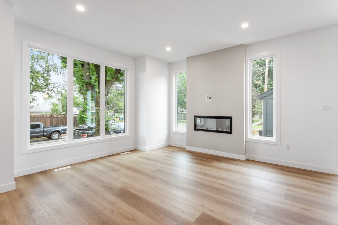 6512-6593 93 St NW in Edmonton, AB - Building Photo