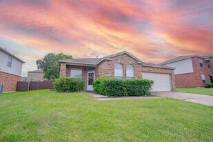 812 Dunkirk Ln in Arlington, TX - Building Photo