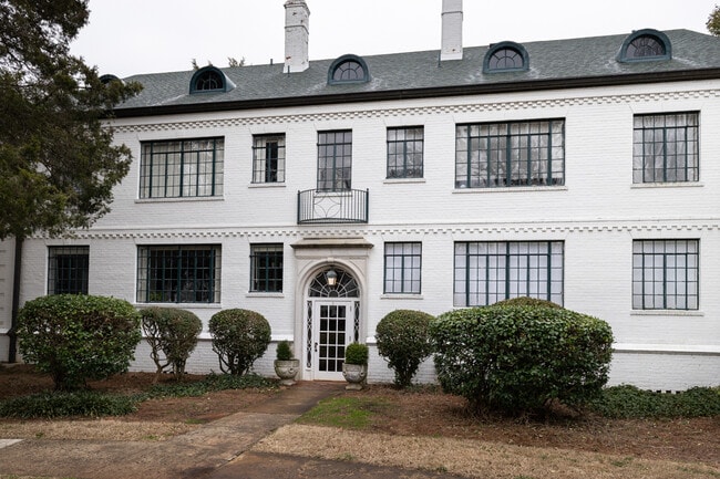 1700 N Elm St, Unit I3 in Greensboro, NC - Foto de edificio - Building Photo