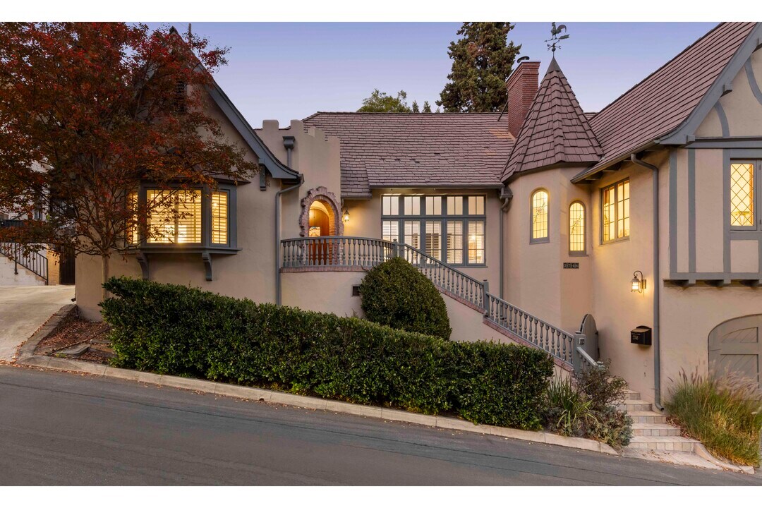 2746 Belden Dr in Los Angeles, CA - Foto de edificio