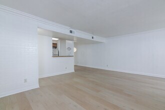 355 N Maple St, Unit 116 in Burbank, CA - Building Photo - Building Photo