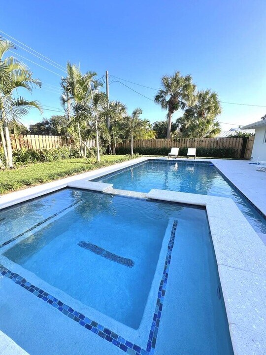 744 Eastwind Dr in North Palm Beach, FL - Building Photo
