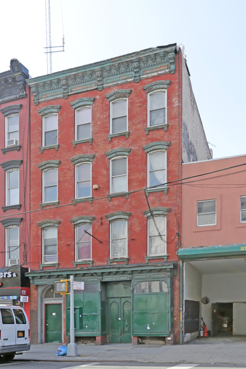 386 Metropolitan Ave in Brooklyn, NY - Building Photo