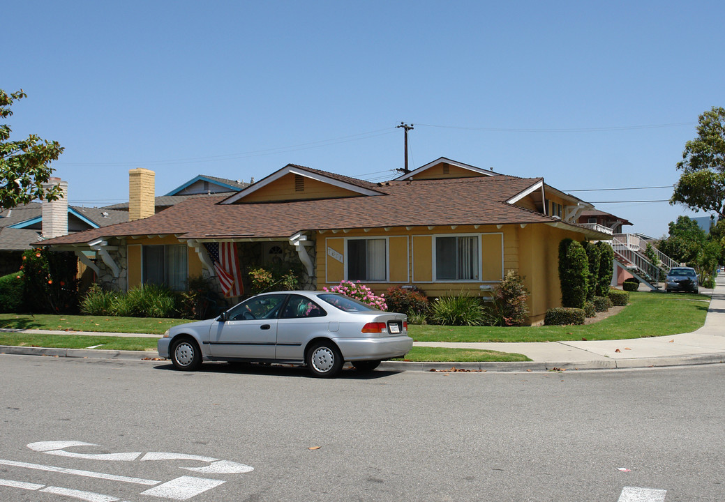 7671 Amazon Dr in Huntington Beach, CA - Building Photo