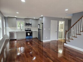 70 Mount Hope St, Unit 2 in Boston, MA - Building Photo - Building Photo