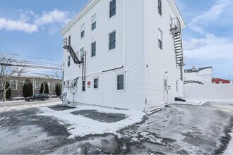 503 Wood St, Unit 1 in Bristol, RI - Building Photo - Building Photo