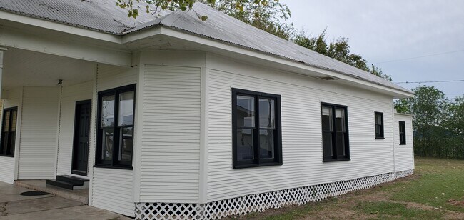 307 Dallas Ave in Seadrift, TX - Building Photo - Building Photo