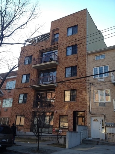 71-44 160th St in Fresh Meadows, NY - Foto de edificio