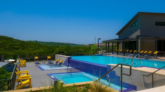 The View at Crown Ridge in San Antonio, TX - Building Photo - Building Photo