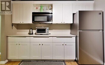 166 Lynnbrook Dr in Toronto, ON - Building Photo - Building Photo