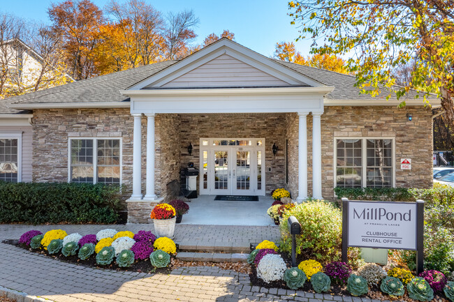 Millpond at Franklin Lakes in Franklin Lakes, NJ - Foto de edificio - Building Photo