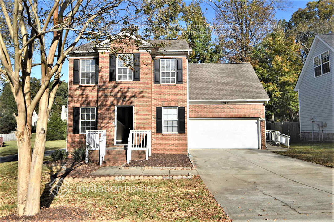 11225 Amber Glen Dr in Charlotte, NC - Building Photo