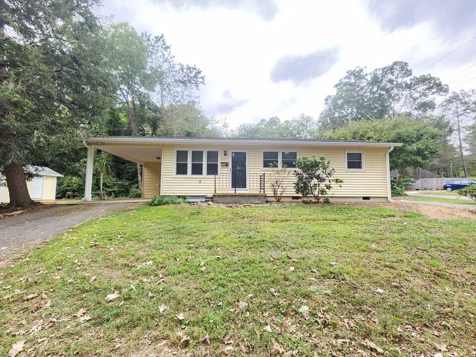 105 Louisa St in Black Mountain, NC - Building Photo