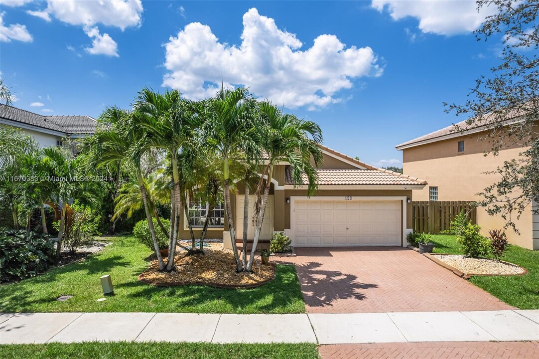 220 SW 203rd Ave in Pembroke Pines, FL - Foto de edificio