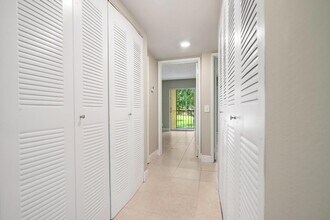 516 Meadows Cir in Boynton Beach, FL - Building Photo - Building Photo