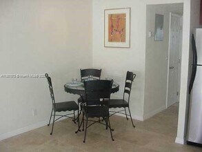 1872 NE 46th St-Unit -D7 in Fort Lauderdale, FL - Foto de edificio - Building Photo