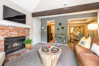 Hunter's Pointe Apartments in Overland Park, KS - Building Photo - Interior Photo