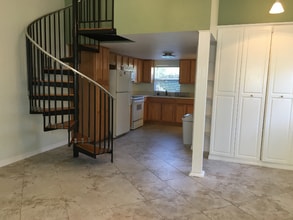 2020 Lee Dr in Valrico, FL - Foto de edificio - Building Photo