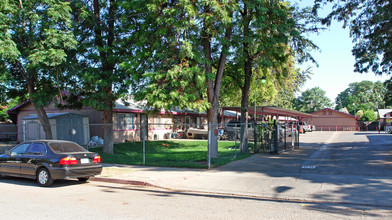 Dennett Gardens Apartments in Fresno, CA - Foto de edificio - Building Photo