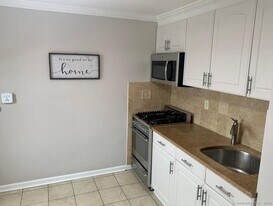 1070 E Main St, Unit 2 in Stamford, CT - Building Photo