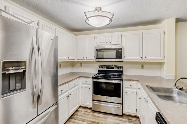 17564 NW Springville Rd in Portland, OR - Foto de edificio - Building Photo