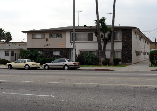 1327 Centinela Ave in Inglewood, CA - Foto de edificio - Building Photo