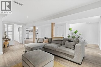 2112 Amesbury Crescent in Burlington, ON - Building Photo - Building Photo