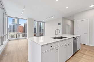 14 W Superior St, Unit 2909 in Chicago, IL - Building Photo - Building Photo