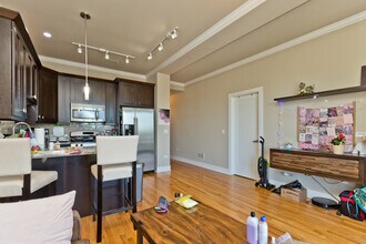 207 E 31st St, Unit 4F in Chicago, IL - Building Photo - Building Photo