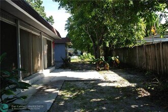 7100 NW 67th St in Tamarac, FL - Building Photo - Building Photo