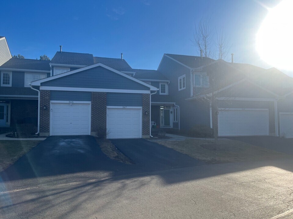 567 W Parkside Dr in Palatine, IL - Building Photo