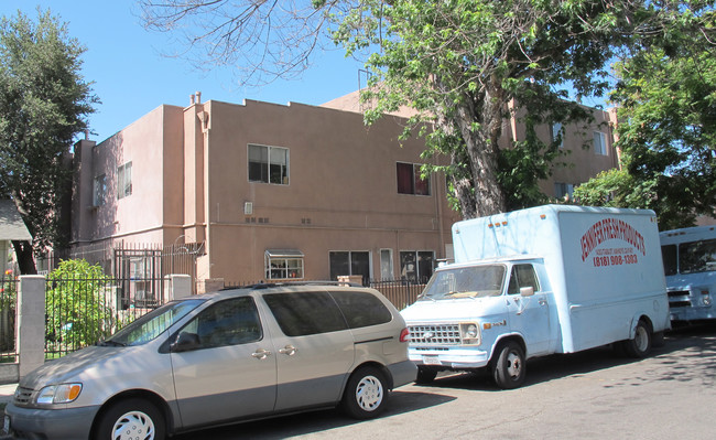 14232 Erwin St in Van Nuys, CA - Foto de edificio - Building Photo