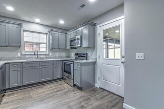 2850 E Stanford St in Springfield, MO - Building Photo - Building Photo