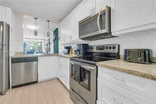 9410 Poinciana Pl, Unit 206 in Davie, FL - Building Photo
