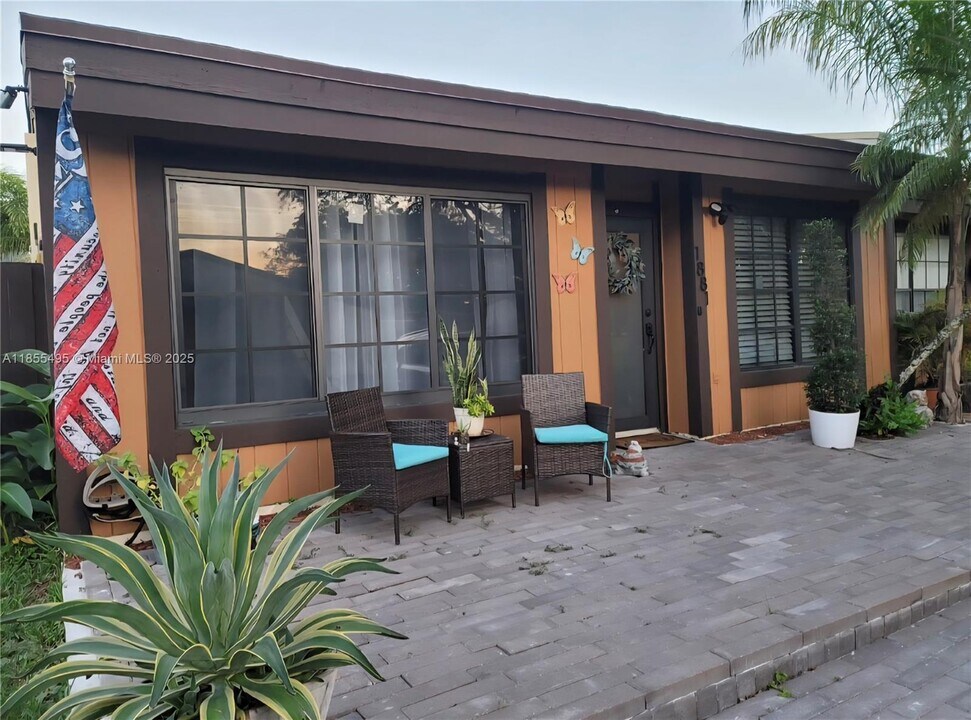 1881 Phoenix Ave in Pembroke Pines, FL - Building Photo