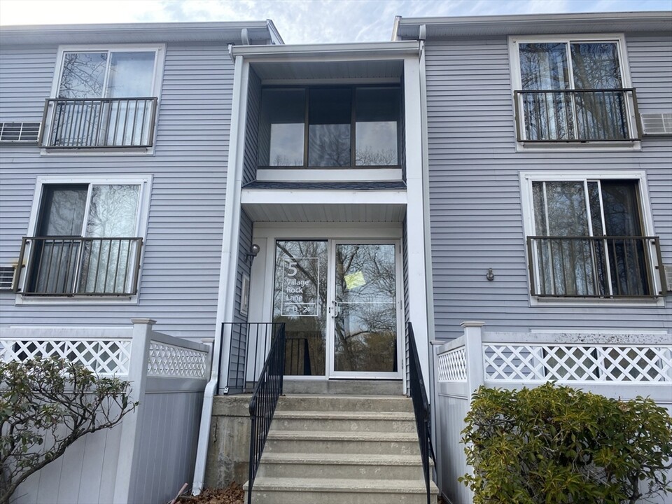 5 Village Rock Ln in Natick, MA - Building Photo