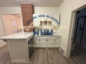 2720 N Oakland Ave in Milwaukee, WI - Building Photo - Building Photo