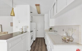 2621 S Centinela Ave in Santa Monica, CA - Building Photo - Building Photo