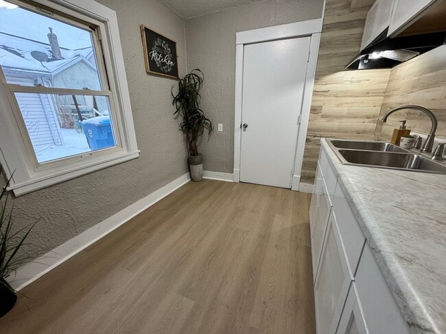 911 Ashland Ave in Waterloo, IA - Building Photo - Building Photo