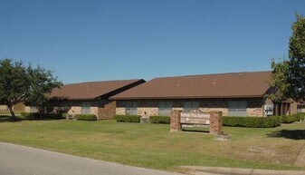 1753 E Henderson Rd in Angleton, TX - Building Photo