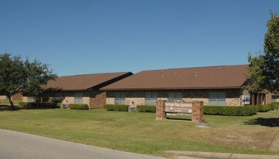 1753 E Henderson Rd in Angleton, TX - Building Photo