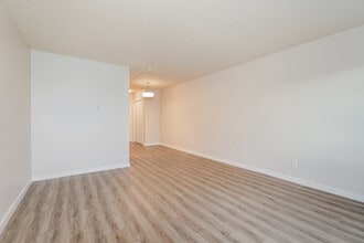 841 Kindersley Rd in Victoria, BC - Building Photo - Building Photo