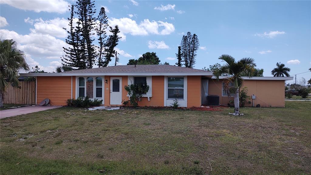 105 Dartmouth Dr NW in Port Charlotte, FL - Building Photo