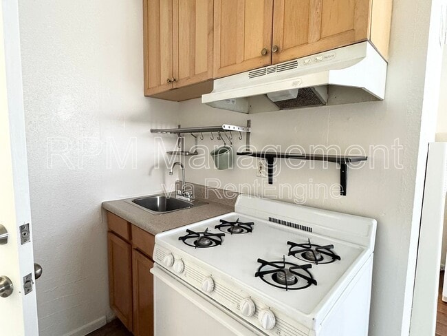 7036 W Hawthorn Ave in Los Angeles, CA - Building Photo - Building Photo