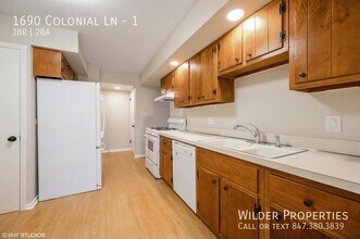 1690 Colonial Ln in Northfield, IL - Building Photo - Building Photo