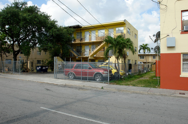 1540 NW 1 Pl in Miami, FL - Building Photo - Building Photo