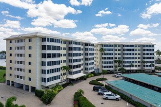 Harborside West I in Naples, FL - Foto de edificio - Building Photo